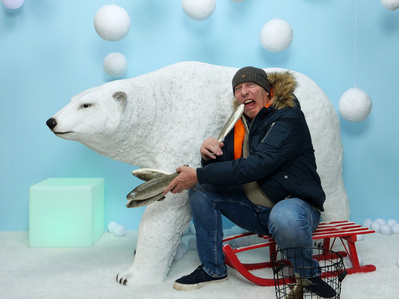 Lustiger Mann im Selfie Studio bei Weihnachts Fotoshooting