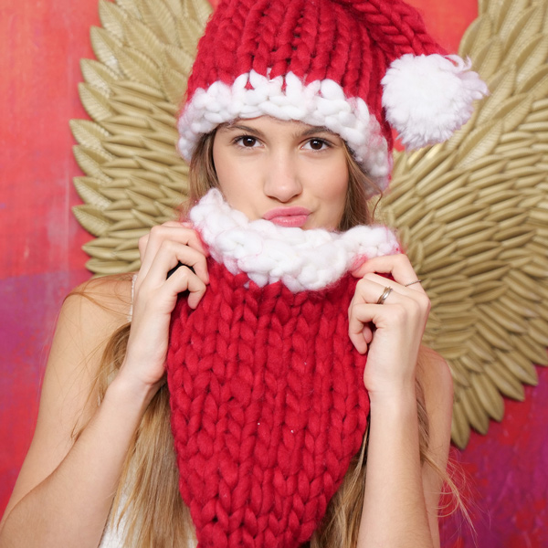 Mädchen mit Weihnachtsmütze im Selfie Studio bei Weihnachts Fotoshooting